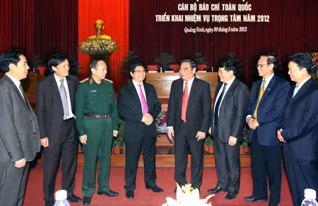 Đồng chí Lê Hồng Anh với các đại biểu dự Hội nghị. Ảnh: TTXVN.