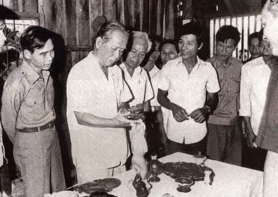 Tổng Bí thư Lê Duẩn thăm một cơ sở sản xuất. (Ảnh tư liệu năm 1979).
