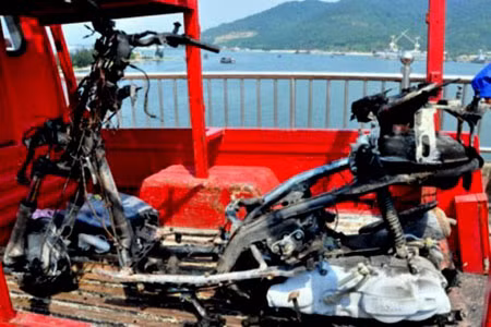 Chiếc xe bị cháy chỉ còn khung sắt.