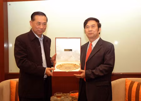 Thứ trưởng Thường trực Bộ Công an Đặng Văn Hiếu và Phó Tư lệnh Cảnh sát Hoàng gia Thái Lan Aek Angsananont. Ảnh: Thu Phương.