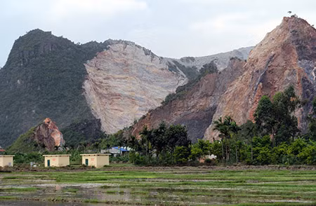 Khu núi đá Trượt dài khoảng 2km, là nơi những cú ngã đá thương tâm xảy ra.