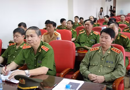 Thứ trưởng Bùi Văn Nam cùng các đại biểu tại hội nghị.
