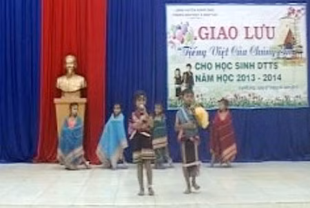 Một tiết mục dự thi của học sinh DTTS bậc tiểu học huyện Kon Plông trong Đêm giao lưu.