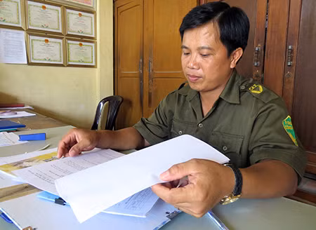 Anh Đồng Tấn Khanh - Phó Trưởng Công an xã Đốc Binh Kiều.