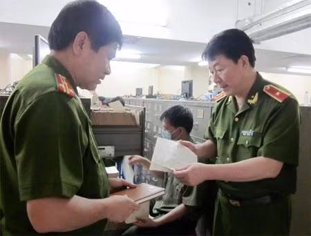 Thiếu tướng Nguyễn Huy Mạ kiểm tra công tác nhập dữ liệu.