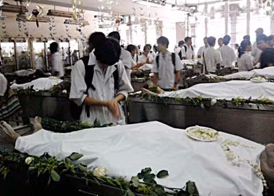 Từng sinh viên đến bàn để xác, kính cẩn trước "những người thầy im lặng"