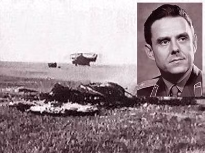 Vladimir M. Komarov (ảnh nhỏ) và đội cứu hộ đến hiện trường vụ tai nạn.