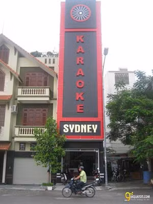Phía ngoài quán karaoke đều được bịt kín để treo biển.