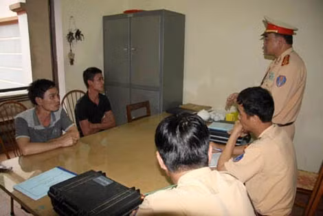 Lực lượng Công an làm việc với 2 đối tượng vi phạm. Ảnh: Hiến Chương.