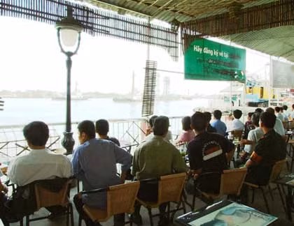Quán cafe ven sông Sài Gòn được dịp trở thành “khán đài” với màn trình diễn lai dắt đốt hầm sôi động.
