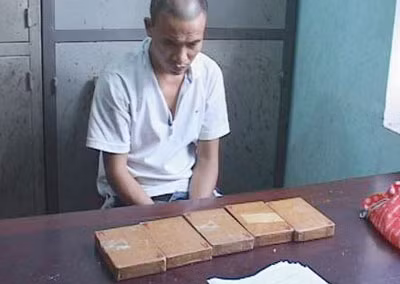 Trần Đức Nghĩa và tang vật tại cơ quan Công an.