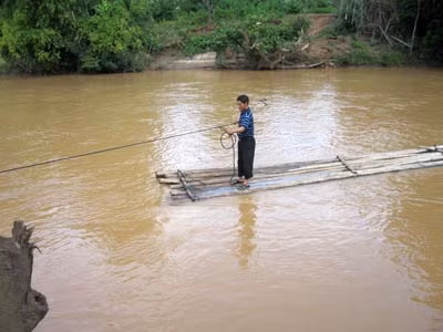 Phương tiện đến trường của trẻ em Ayun. Ảnh: Th.Thư.