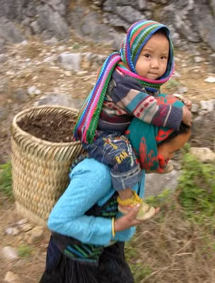 Mẹ con người Mông.
