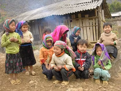 Những đứa trẻ bản Mông.