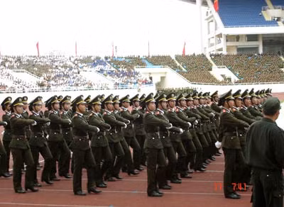 Khối nữ sĩ quan An ninh luyện tập.
