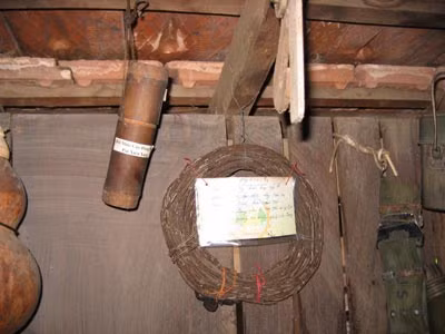Những dụng cụ tạo lửa trong Nhà dài Chơro và kỹ thuật tạo lửa bằng ống pốk được già Năm thao tác lại.