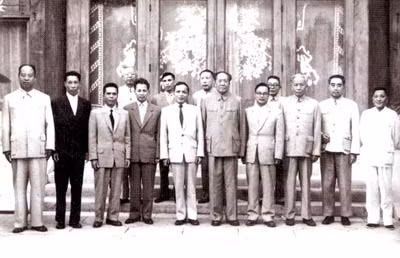 Chủ tịch nước CHND Trung Hoa Mao Trạch Đông tiếp Đoàn Chính phủ Việt Nam do Phó Thủ tướng Nguyễn Duy Trinh dẫn đầu thăm Trung Quốc (Bắc Kinh năm 1964). Đại sứ Trần Tử Bình đứng bên trái Mao Chủ tịch.