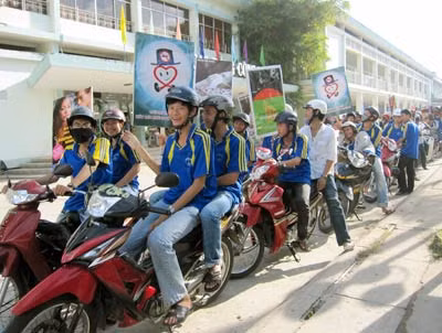 Gần 500 sinh viên trường Cao đẳng công nghệ (ĐH Đà Nẵng) đã tổ chức tuần hành tuyên truyền về tác hại của thuốc lá.