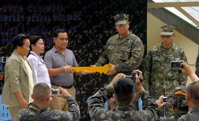 Quân đội Philippines trao chìa khóa tượng trưng cho một ngôi trường họ giúp xây dựng ở Basilan.