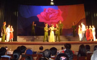 Cảnh trong vở "Hoa hồng đỏ".