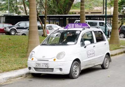 Dán giá ở thành xe, doanh nghiệp taxi chê kém văn minh. Ảnh: VnExpress.