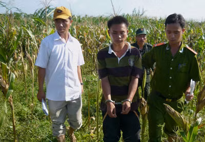 Dẫn giải Trường từ nơi lẩn trốn về trụ sở Công an.