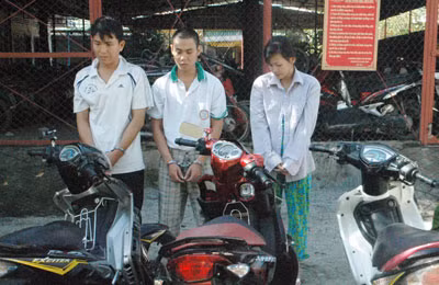 Trưng, Đạt và Huyền cùng tang vật vụ án.