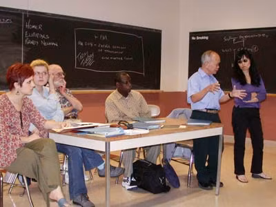 Nhà văn Nguyên Ngọc thuyết trình về văn hóa Việt Nam tại Đại học Massachusetts, Mỹ năm 2007.