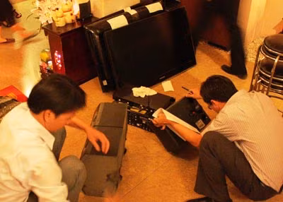 Những dàn karaoke không phép được cất giấu kín đáo ở phòng riêng biệt.