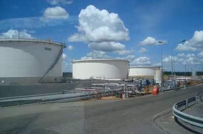 Một khu lọc dầu ở Venezuela.