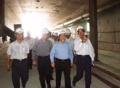 Lãnh đạo TP HCM tham quan trong buổi lễ hợp long đốt hầm 1 và 2.