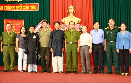 Thứ trưởng Lê Thế Tiệm cùng các đại biểu dự hội nghị tại Cần Thơ.