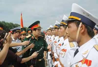 Đại tướng Phùng Quang Thanh, Bộ trưởng Bộ Quốc phòng thăm hỏi, động viên cán bộ, chiến sỹ tập luyện diễu binh.