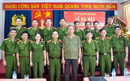 Thứ trưởng Trần Đại Quang cùng các cán bộ Văn phòng Thường trực phòng, chống tội phạm và ma túy.