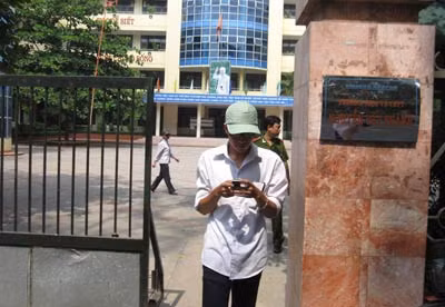 Thanh niên bị nghi vấn thi hộ.