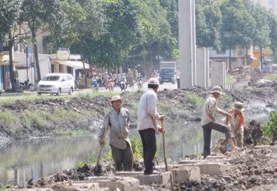 Thi công kiểu thủ công tại gói thầu số 7. Ảnh: Đ.T.