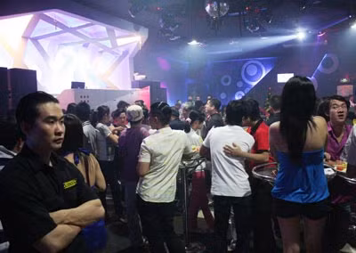 Dù hơn 2h nhưng quán bar vẫn còn đông khách.
