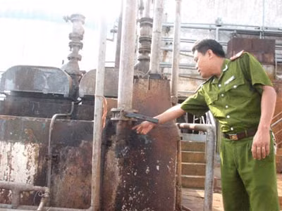 Một trong những đường xả thải bị Cảnh sát môi trường phát hiện, bắt quả tang.