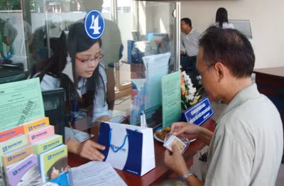 Khách giao dịch chỉ biết thực hiện các thủ tục chuyển tiền, còn tiền bao giờ tới thì chỉ có ngân hàng mới biết. (Ảnh có tính chất minh họa).