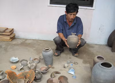 Ông Đặng Ngọc Anh và số cổ vật tìm thấy.