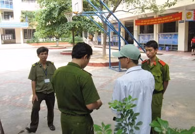 Lực lượng Công an và bảo vệ đang tiến hành tra hỏi.