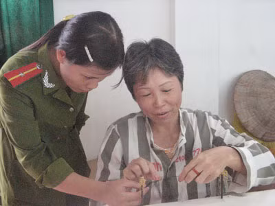 Quản giáo Hà Thị Hòa đang hướng dẫn Hoàng Thị Vân Anh làm việc.