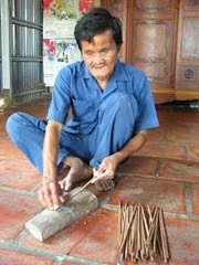 Những ngày không ra biển, ông Tư làm thêm nghề vót đũa.