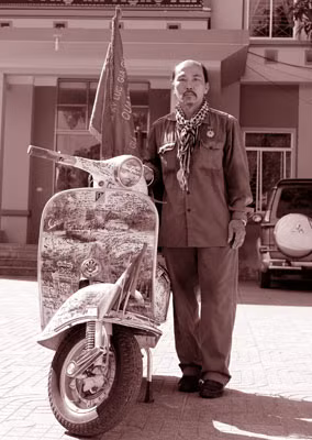 Nghệ sỹ Quang Đạt cùng chiếc xe Vespa hành trình.