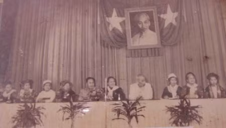 Đoàn chủ tịch tại hội nghị phụ nữ miền núi toàn miền Bắc. Cụ Nguyễn Thị Khoa vinh dự được ngồi gần Bác Hồ (bên trái).
