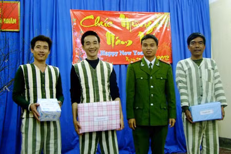 Tặng quà dịp tết cho phạm nhân.
