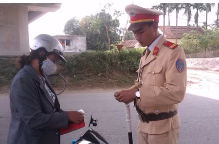 Tổ công tác Đội CSGT, Công an huyện Ninh Giang đang làm nhiệm vụ.