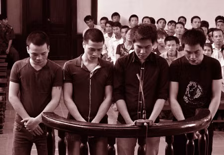 4 tên “yêu râu xanh” trong vai “anh hùng cứu mỹ nhân” trước vành móng ngựa.