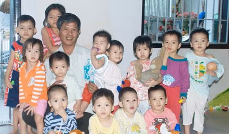Anh Phúc bên những đứa trẻ bị bỏ rơi mà anh đang cưu mang, chăm bẵm.
