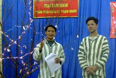 Tổ chức hái hoa dân chủ cho phạm nhân.